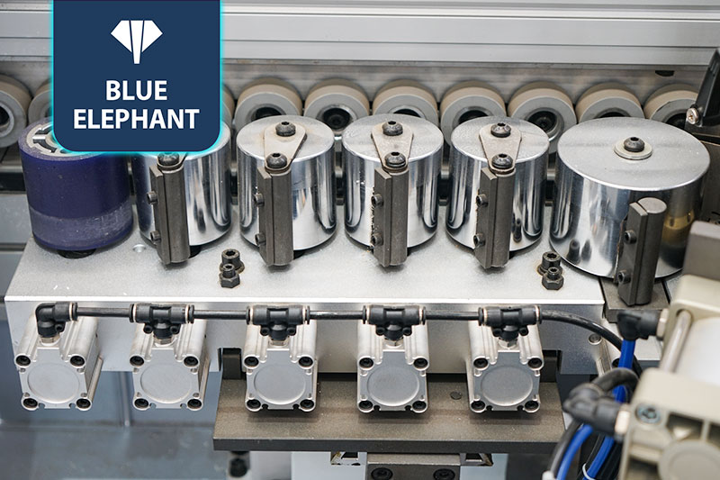 全自動(dòng)同步側(cè)孔封邊機(jī)